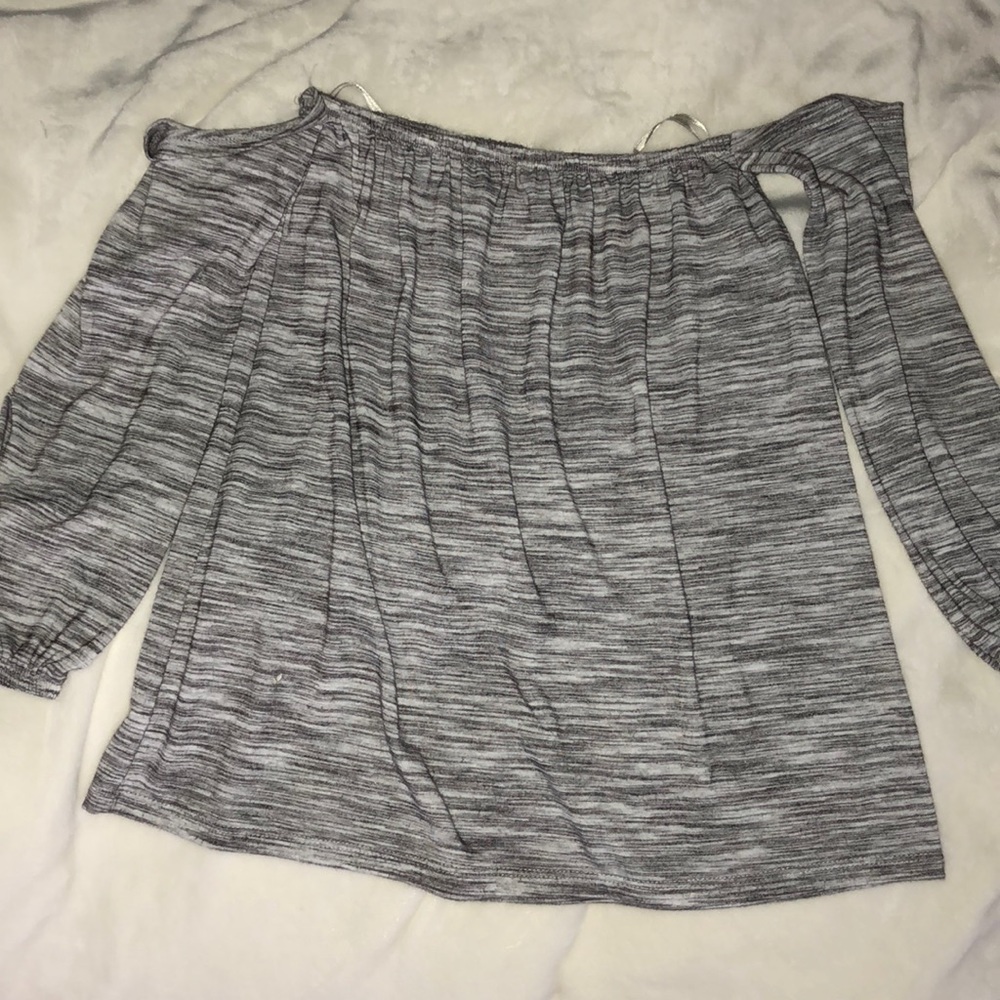 Shoulder-less top